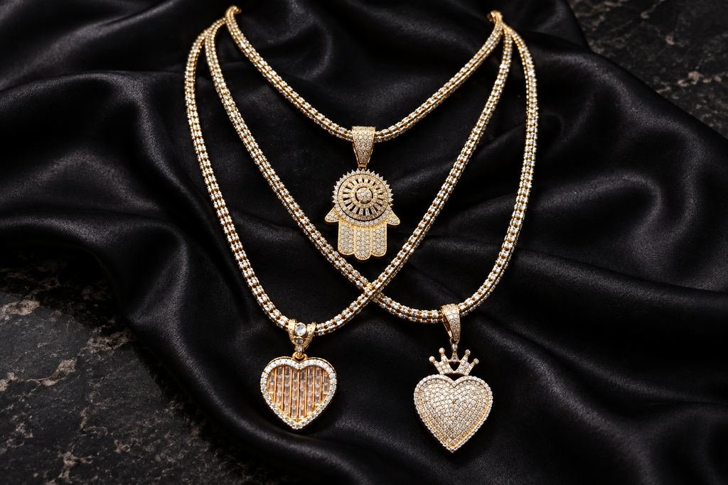 Cadenas con medalla de corazón. Para dama, con mano de Fátima y corazones.