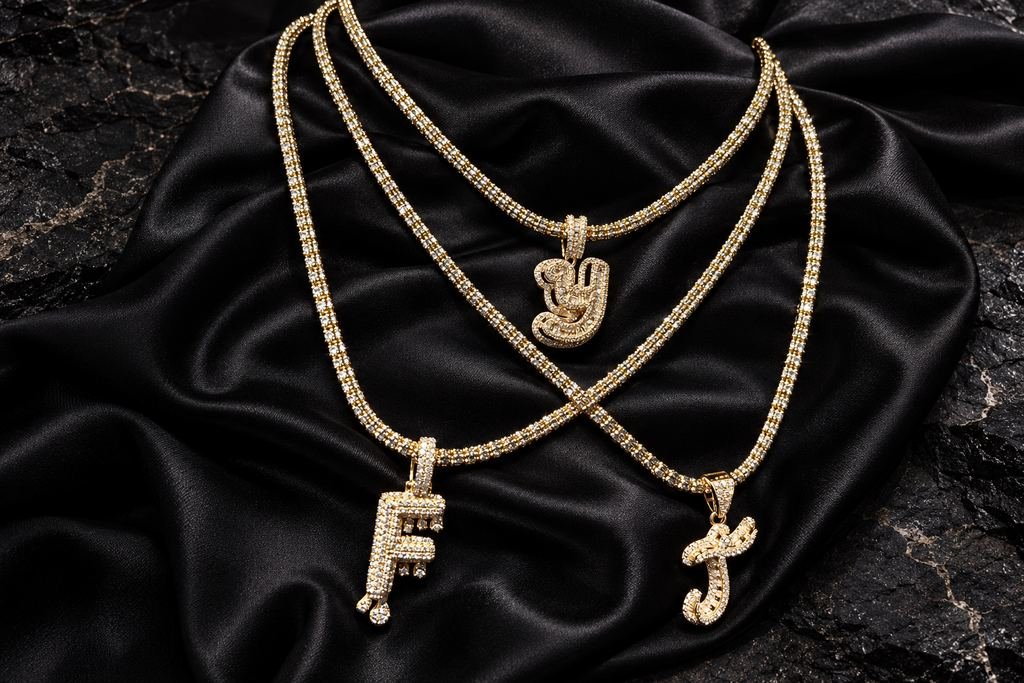 Cadenas con medalla de iniciales. Letras engastadas, para dama.