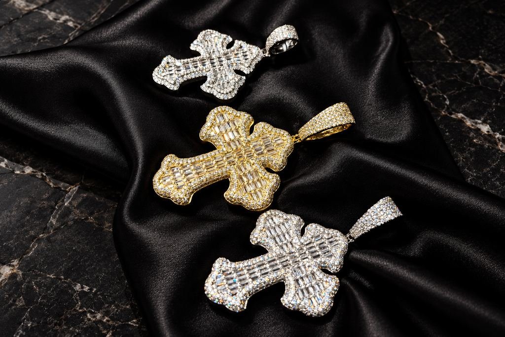 Medallas de cruz. Cruces de piedras, en amarillo y blanco.