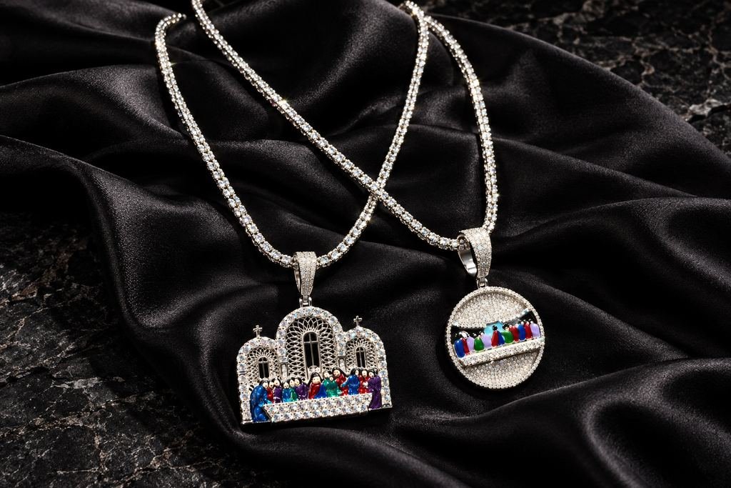 Cadenas con medalla de La Santa Cena. Cadena blanca engastada, medalla a juego.