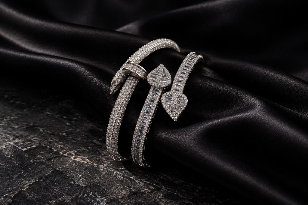 Pulseras de dama en oro blanco. Clavo y hojas baguette, tres modelos.