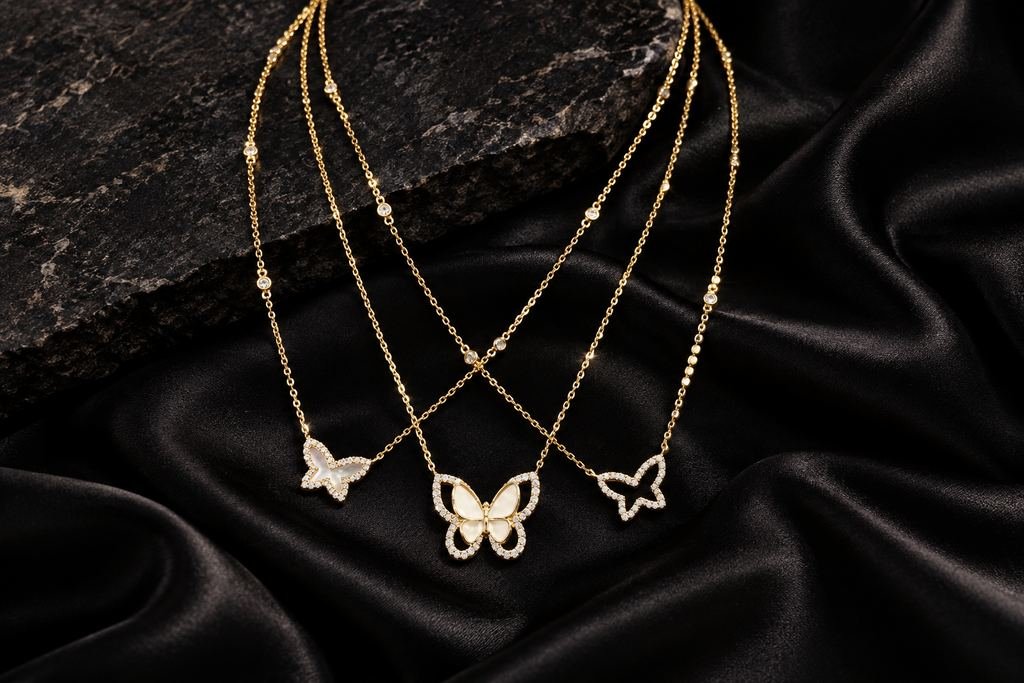 Cadena fina con mariposa. Diseño delicado, para dama.