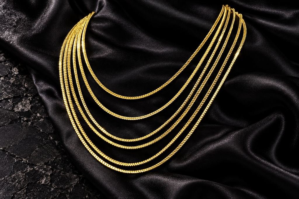 Cadenas de oro, varios largos. Eslabón plano, seis largos.