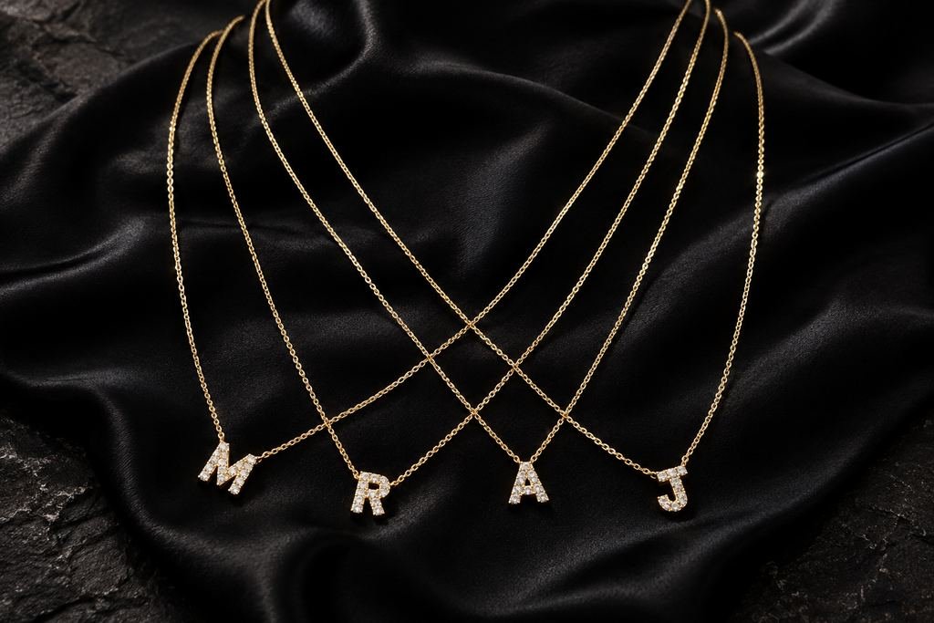 Cadenas con iniciales. Delicadas, para todos los días.