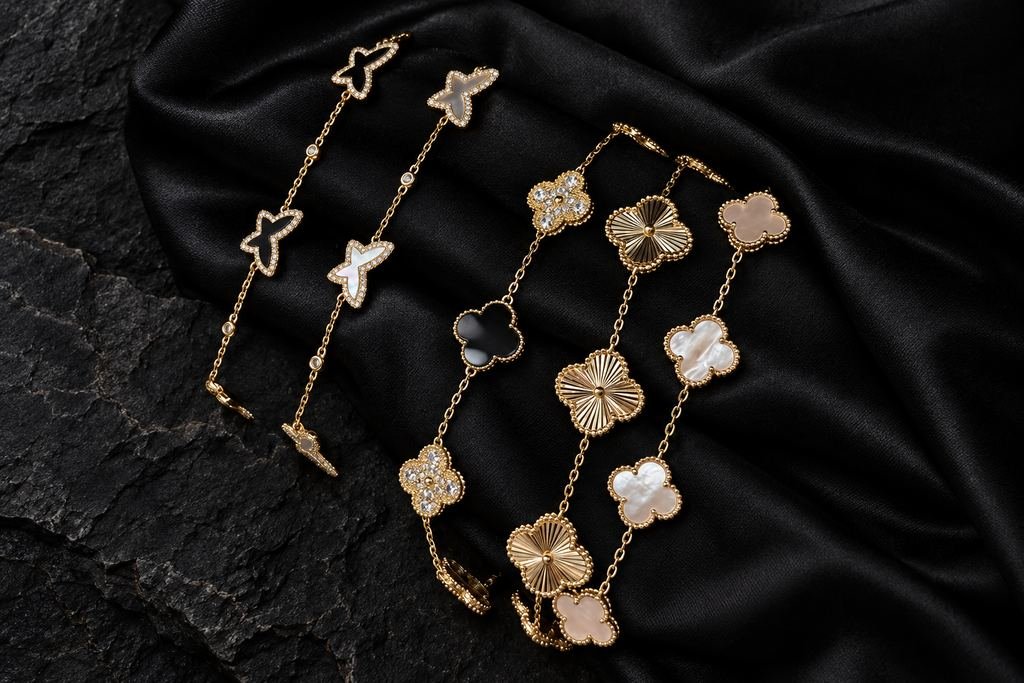 Pulseras de trébol y mariposa. Nácar, piedras y oro, cinco modelos.