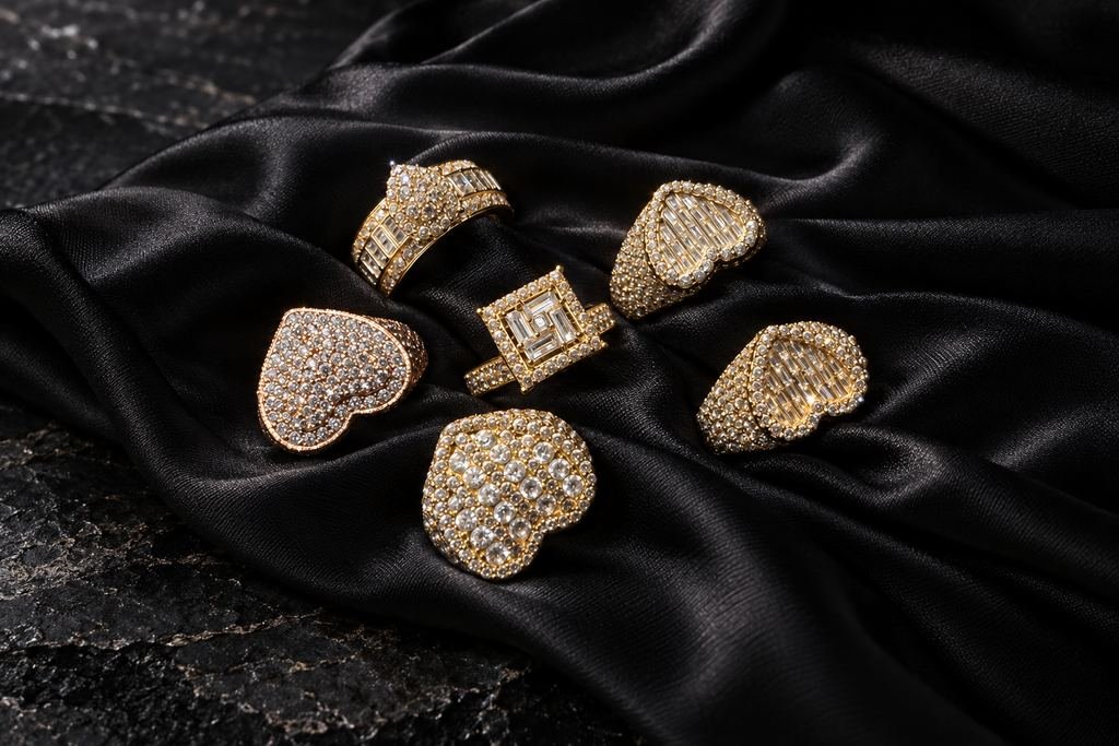 Anillos engastados. Corazones y cuadrados, piedras blancas.