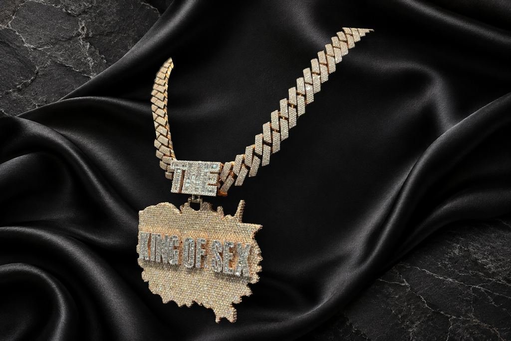 Colgante de encargo. Placa engastada con cadena cubana.