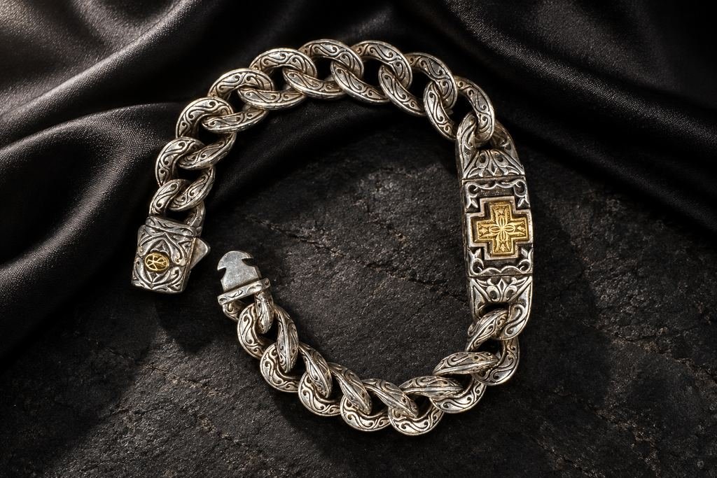 Pulsera cubana con cruz. Eslabón cubano, con cruz como cierre.