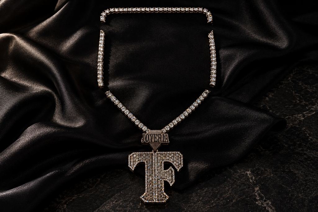 Colgante Joyería TF. Placa y colgante con la firma TF.