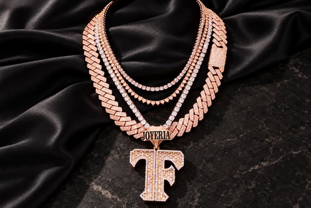 Juego de cadenas y colgante TF. Cadenas y colgante en oro rosa.