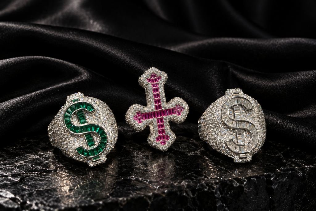 Tres anillos engastados. Cruz y signos de dólar, piedras de color.
