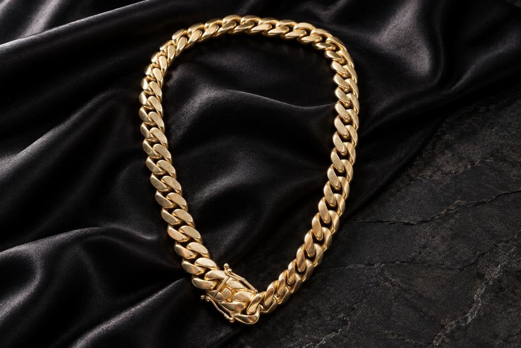 Cadena cubana en oro. Eslabón grueso, oro pulido.