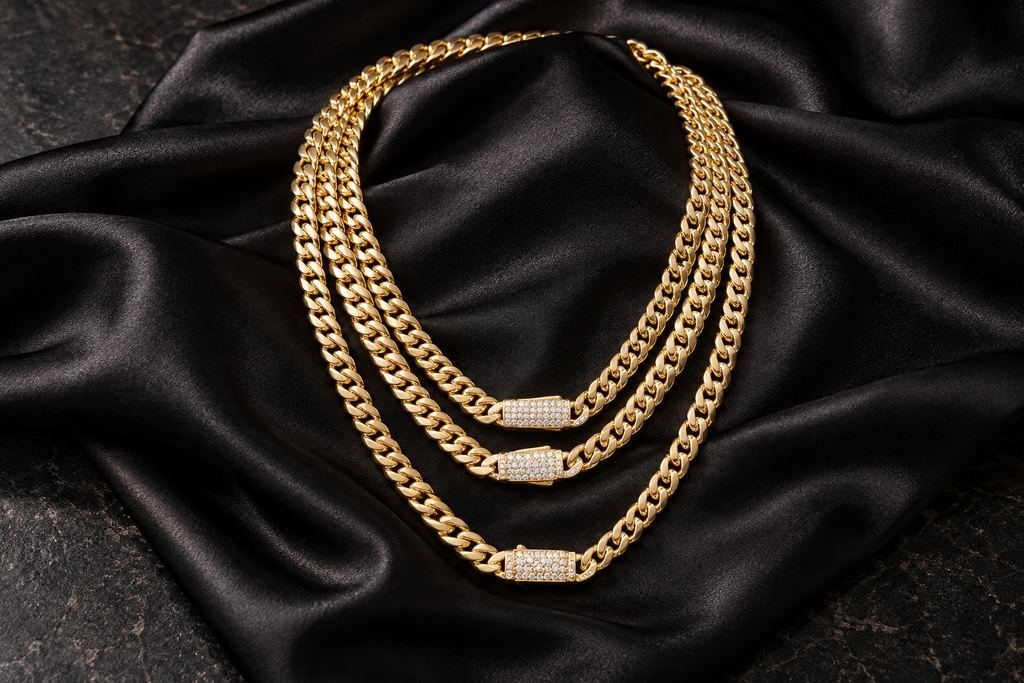 Tres cadenas con barras. Cubanas con barras centrales, tres largos.