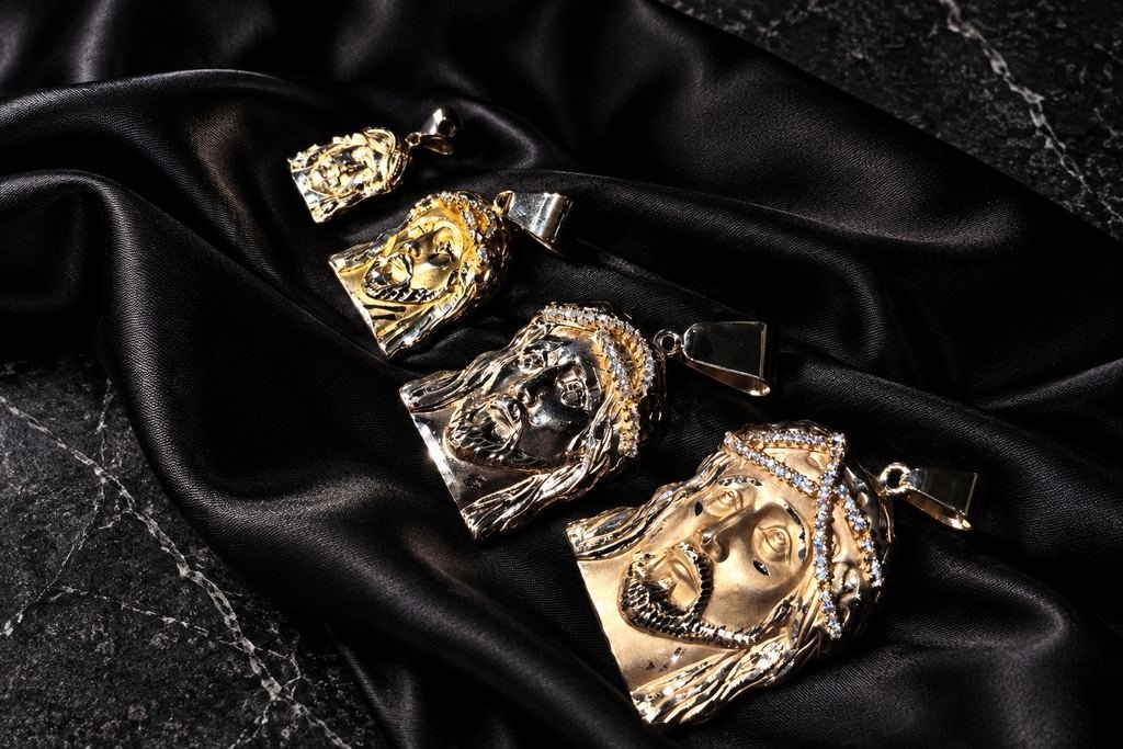 Colgantes de Jesús. Rostro en oro, en cuatro tamaños.